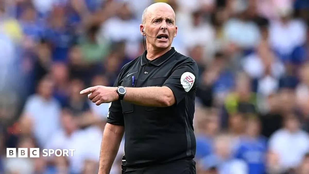 Arbitre donnant des instructions pendant un match