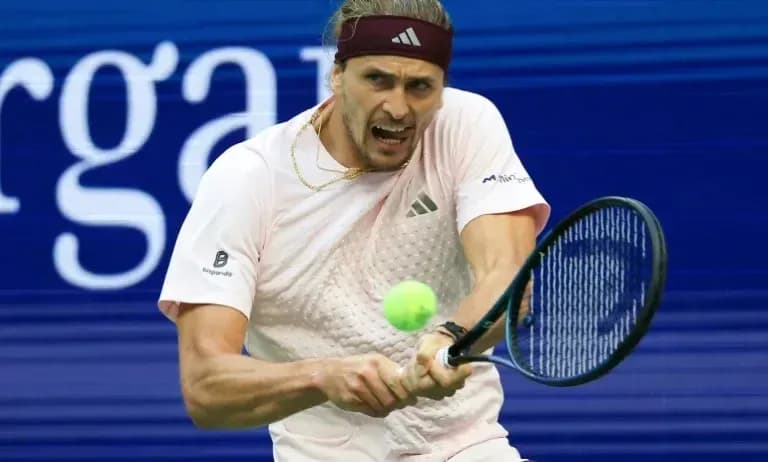 Joueur de tennis frappant une balle au tournoi