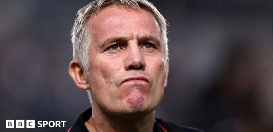 Entraîneur regardant le match avec une expression sérieuse