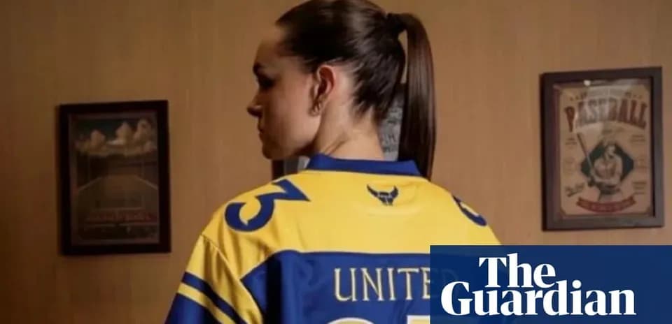 Femme portant un maillot de football avec le numéro 35