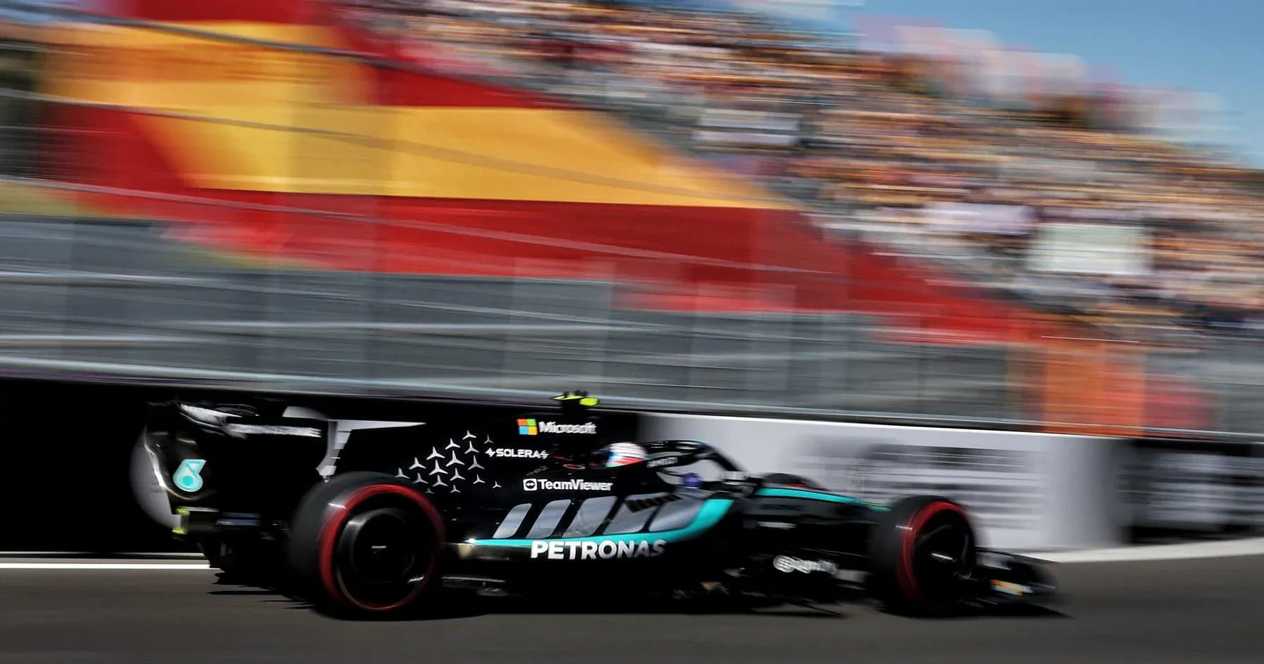 Voiture de Formule 1 en pleine vitesse sur circuit