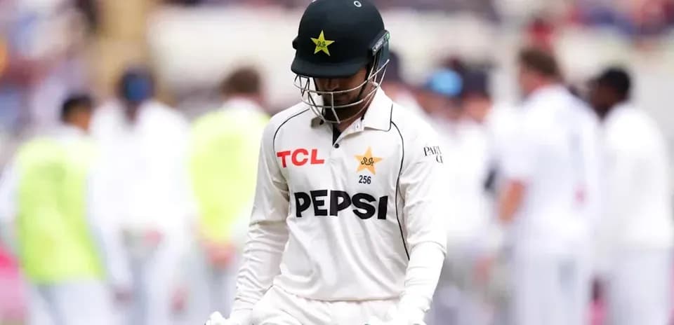 Joueur de cricket pakistanais quittant le terrain après un échec