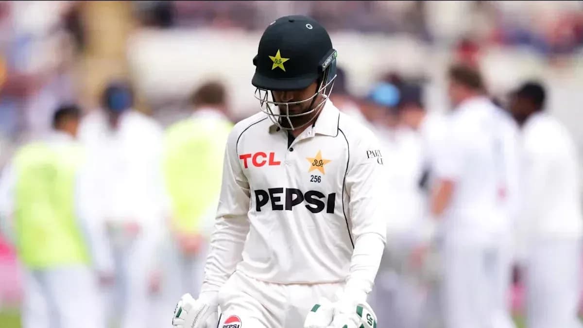 Joueur de cricket pakistanais quittant le terrain après un échec