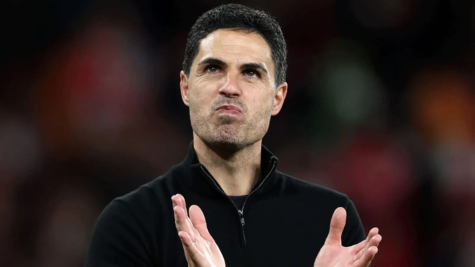 Entraîneur applaudissant lors d'un match