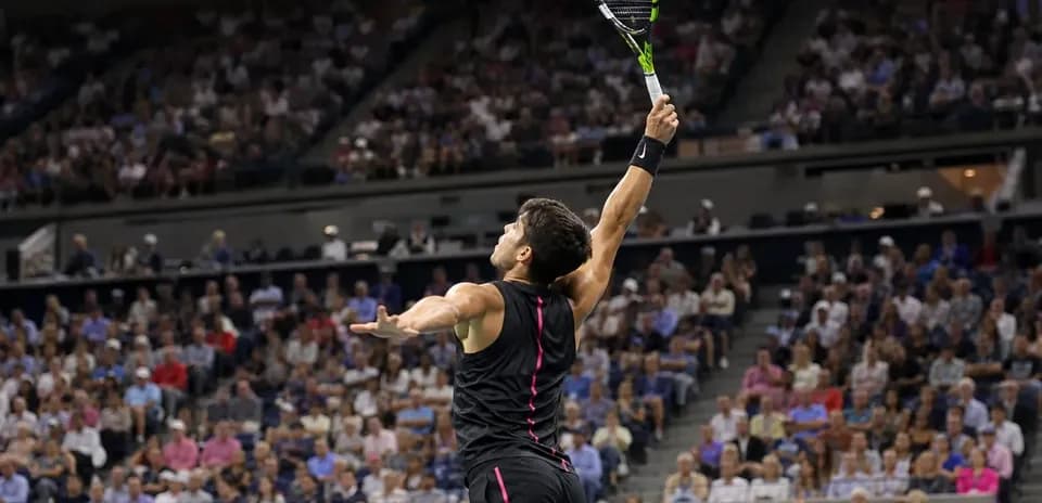 Joueur de tennis servant lors d'un match