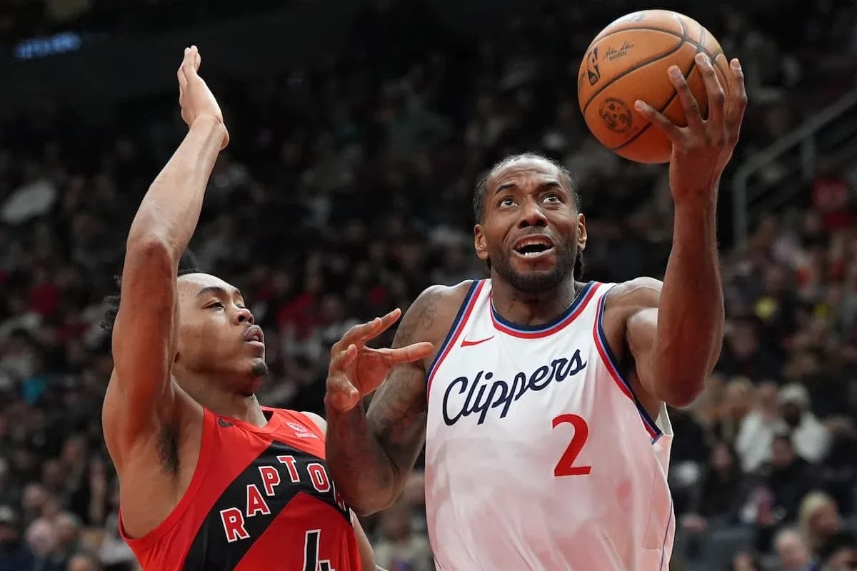 Kawhi Leonard shooting while defended by opponent