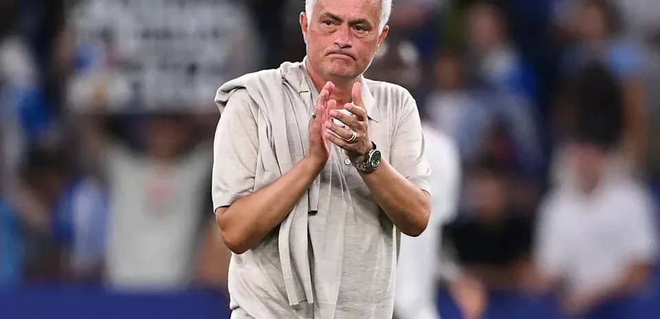 Entraîneur applaudissant après le match