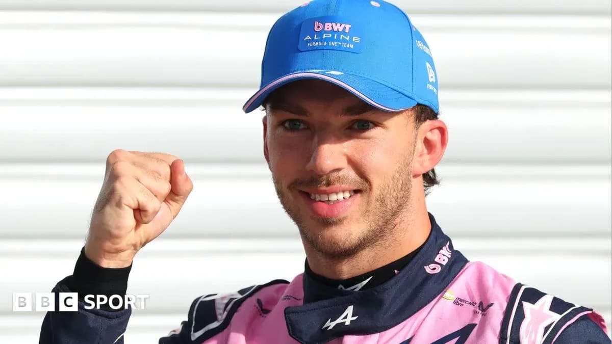 Pilote d'Alpine célébrant avec un poing levé