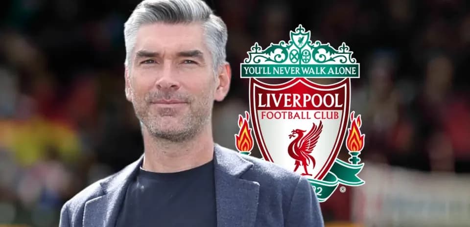 Homme souriant avec logo de Liverpool en arrière-plan