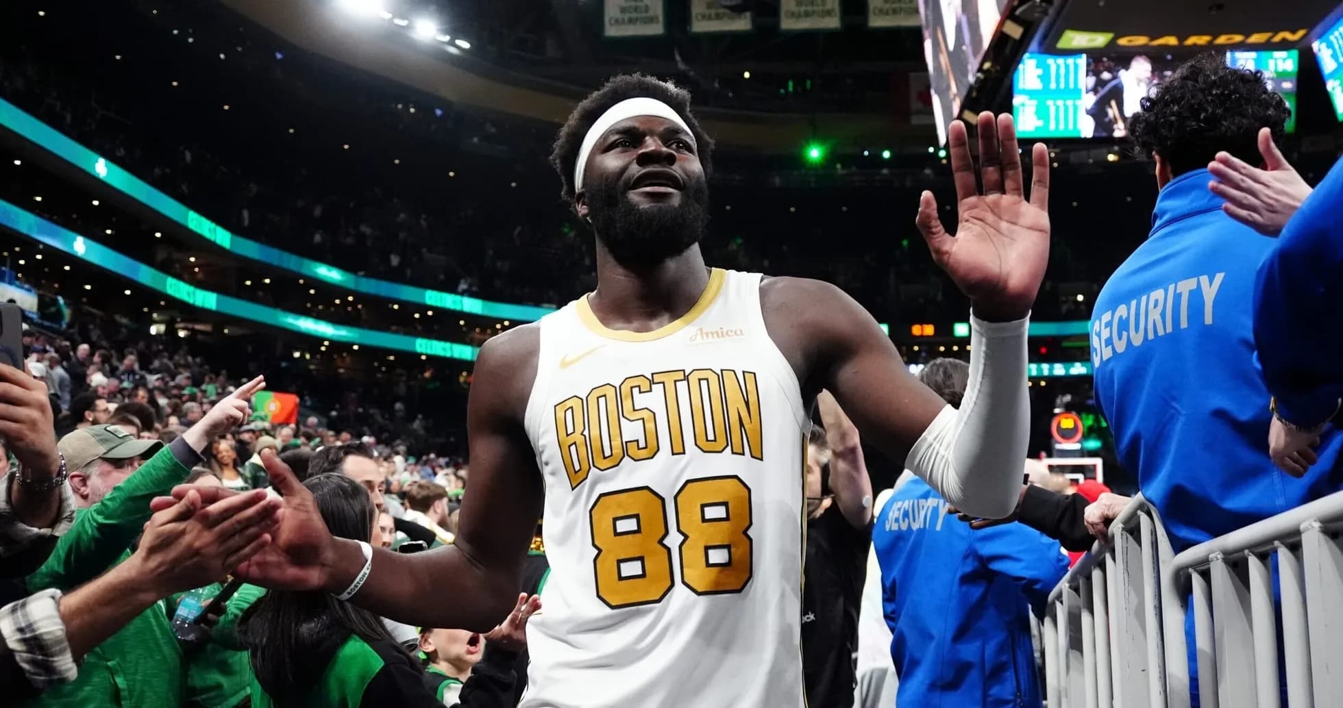 Joueur des Celtics saluant les fans après le match