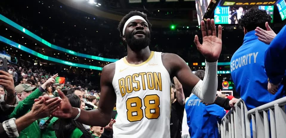 Joueur des Celtics saluant les fans après le match