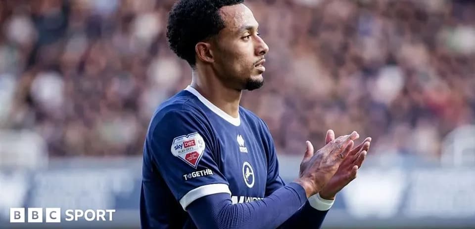 Joueur applaudissant pendant un match de football