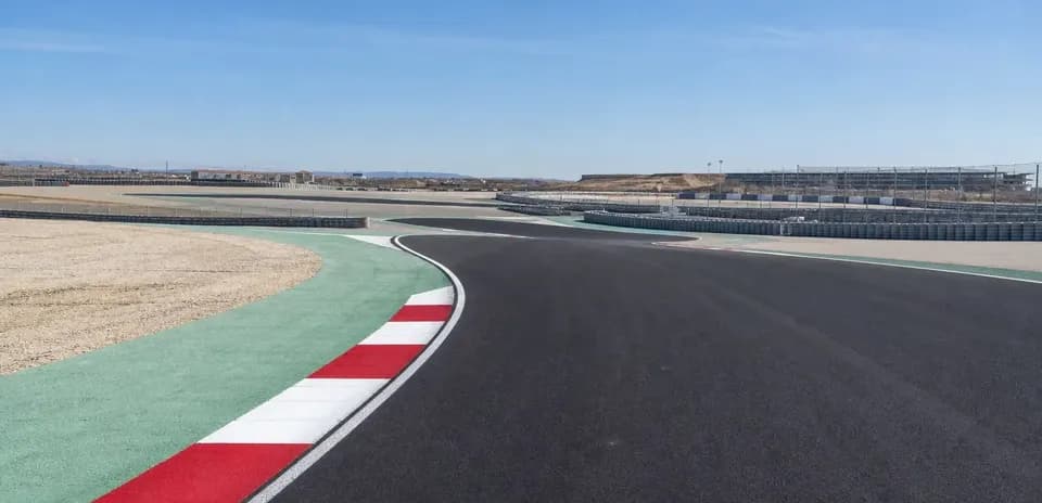 Virage sur circuit automobile avec barrières de sécurité