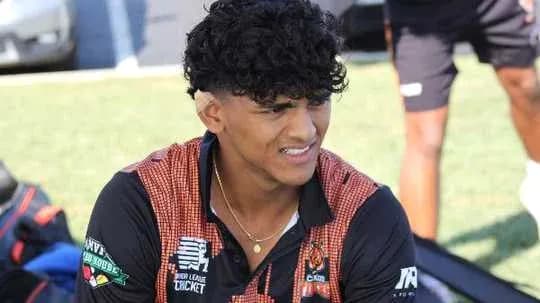 Jeune joueur assis sur le terrain de sport