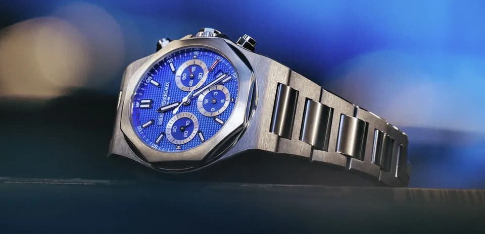 Montre avec cadran bleu et bracelet en métal
