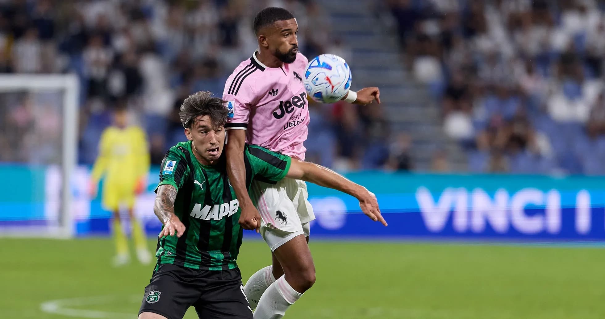 Joueur de la Juventus en duel avec un adversaire