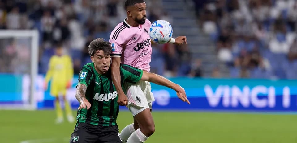 Joueur de la Juventus en duel avec un adversaire