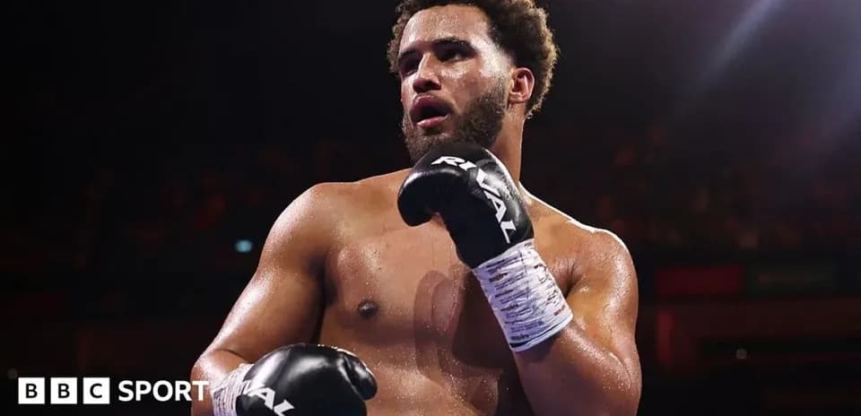 Boxeur en action avec gants de boxe sur le ring