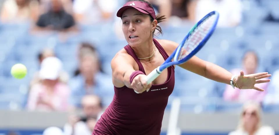 Joueuse de tennis frappant une balle sur le court