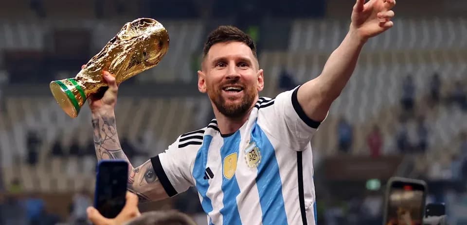 Joueur levant la Coupe du Monde en célébration