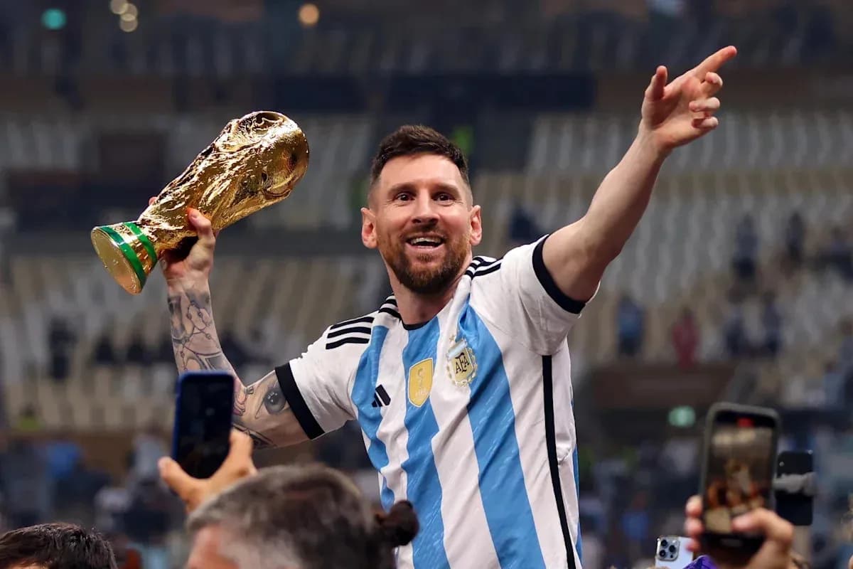Joueur levant la Coupe du Monde en célébration