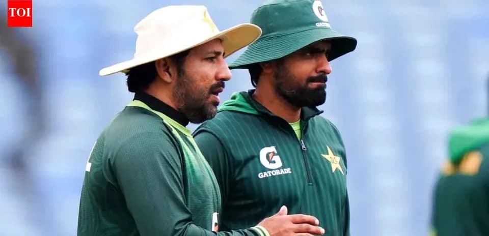 Deux joueurs de cricket pakistanais en discussion