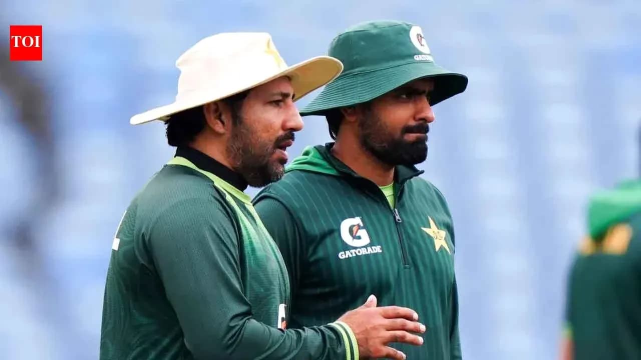 Deux joueurs de cricket pakistanais en discussion
