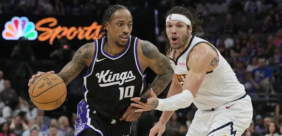 Joueur des Kings dribblant avec le ballon sous pression