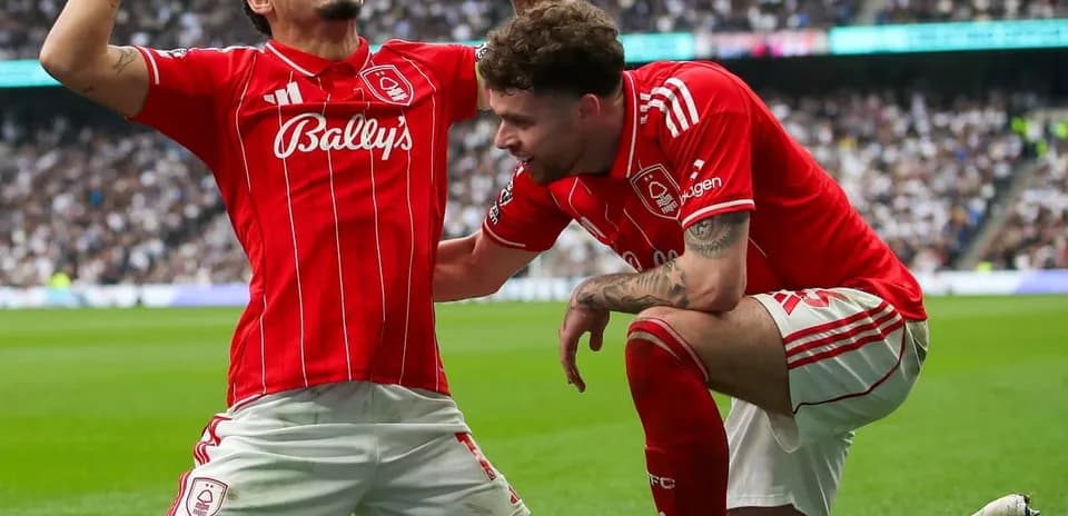 Deux joueurs de Nottingham Forest célébrant un but
