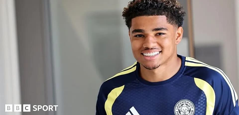 Joueur souriant portant un maillot de Leicester City