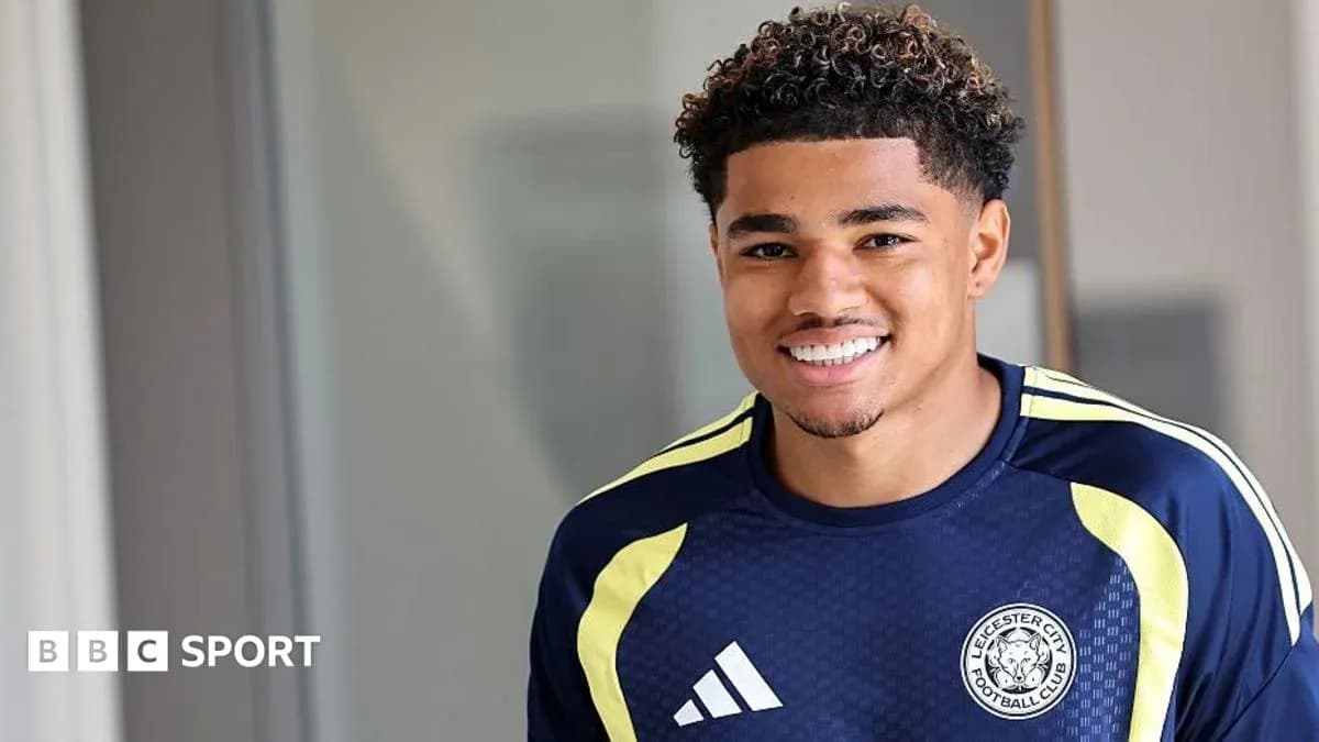 Joueur souriant portant un maillot de Leicester City