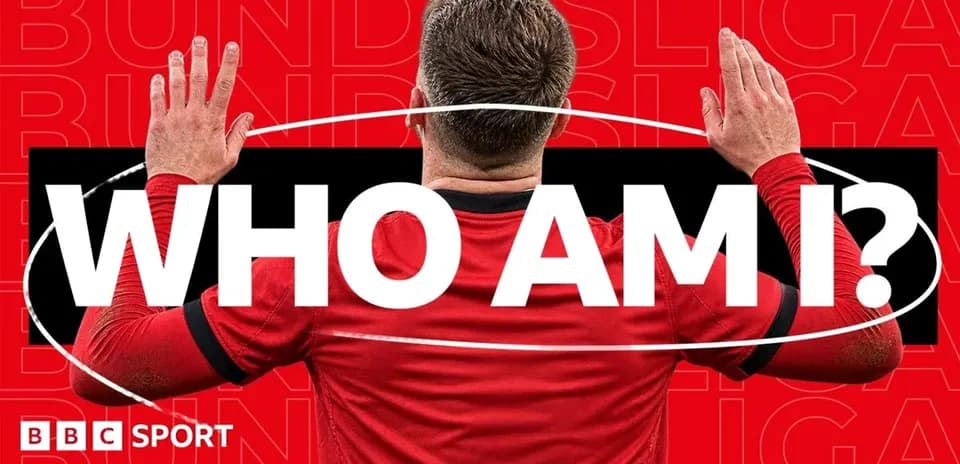 Joueur de football en maillot rouge levant les mains