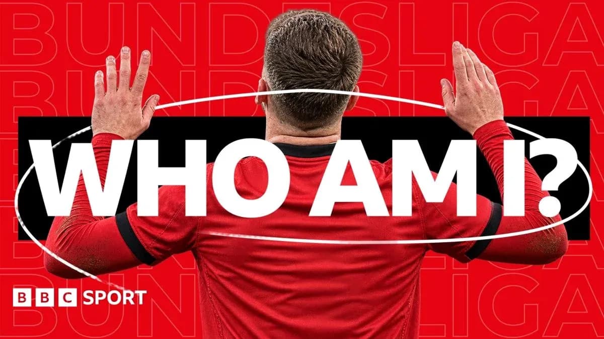 Joueur de football en maillot rouge levant les mains