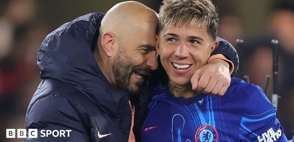 Entraîneur et joueur célébrant après le match