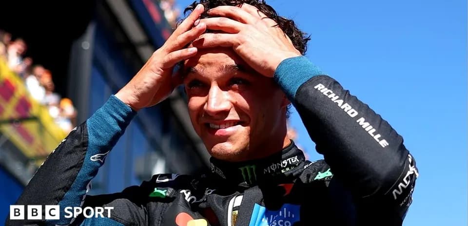 Pilote célébrant après la course avec le public