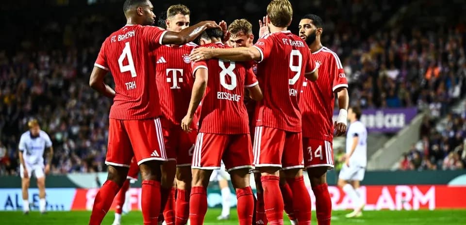 Joueurs de Bayern célébrant un but ensemble