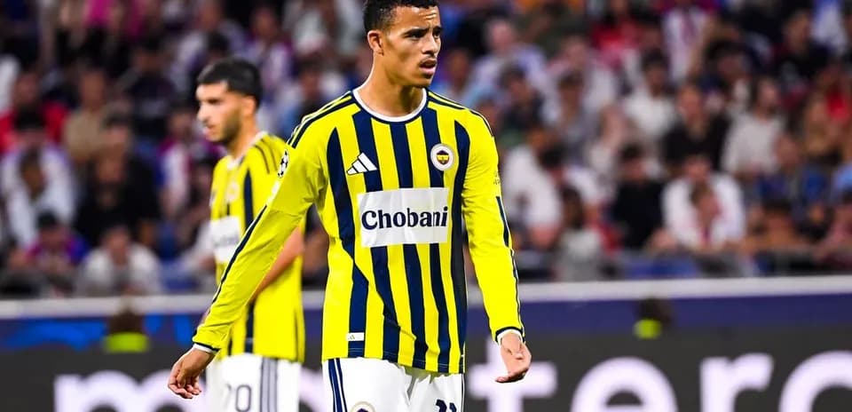 Joueur de Fenerbahçe en action sur le terrain