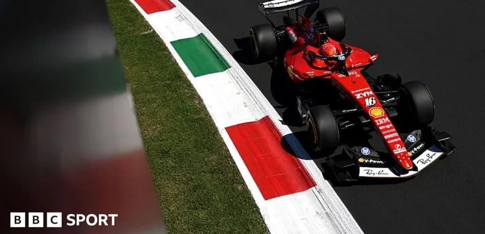 Voiture de F1 Ferrari sur la piste avec drapeaux italiens