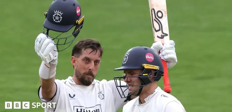 Joueur levant son casque après un point marqué au cricket