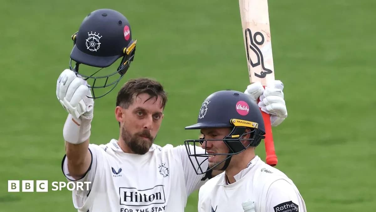 Joueur levant son casque après un point marqué au cricket