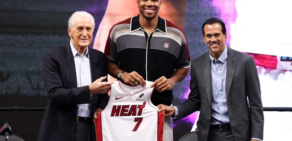 Présentation d'un joueur avec le maillot du Heat