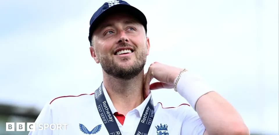 Joueur de cricket portant une médaille, souriant