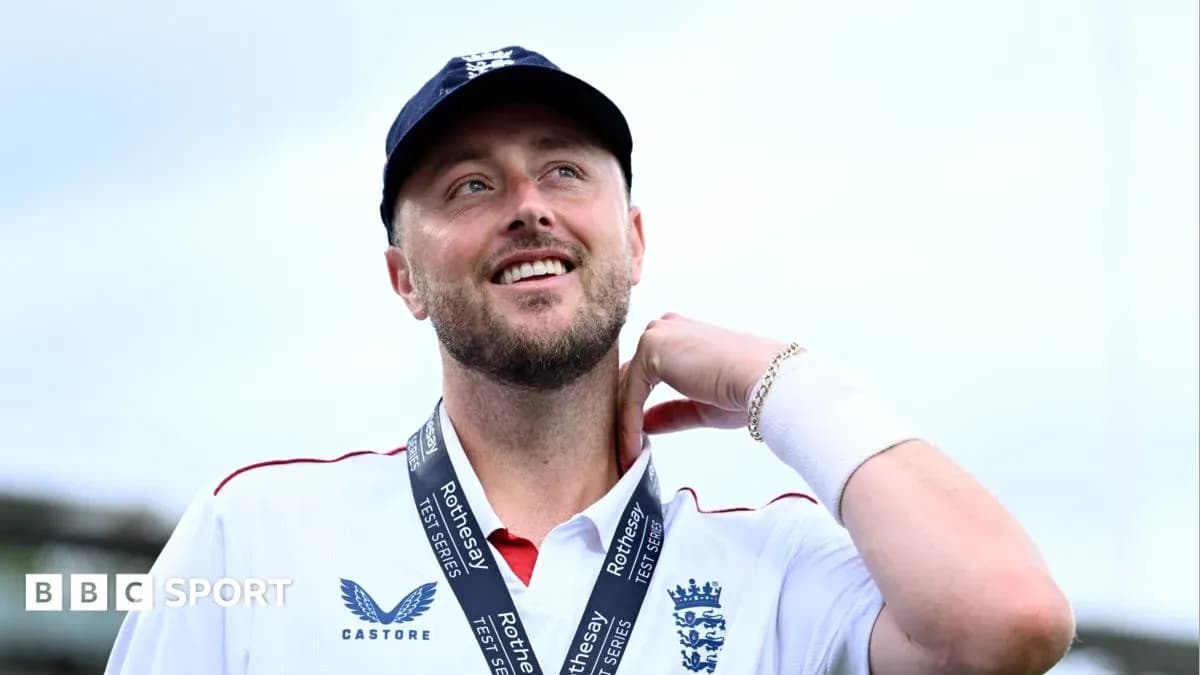 Joueur de cricket portant une médaille, souriant