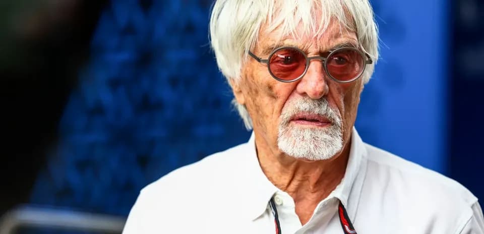Homme avec des lunettes de soleil et cheveux gris