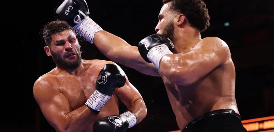 Boxeurs s'affrontant dans un match de boxe