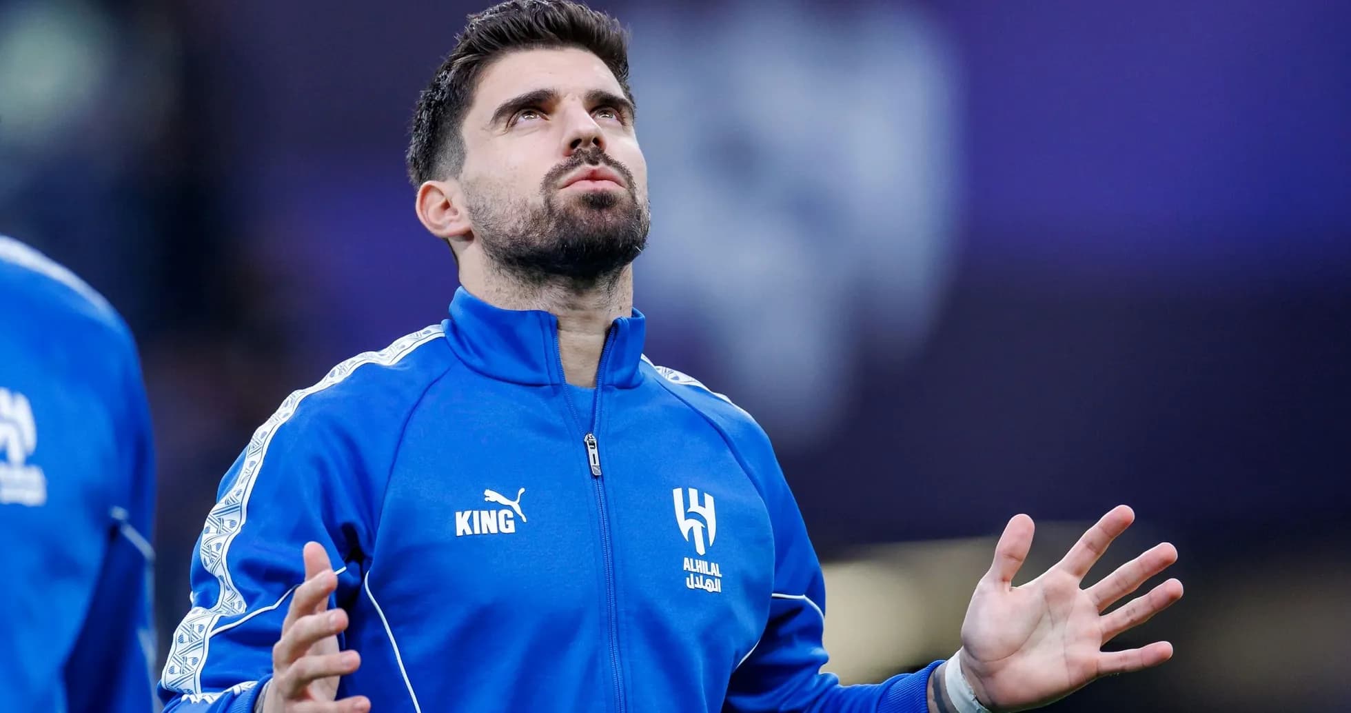Joueur d'Al Hilal levant les mains avant le match