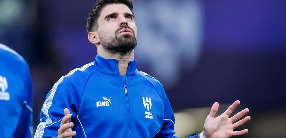 Joueur d'Al Hilal levant les mains avant le match