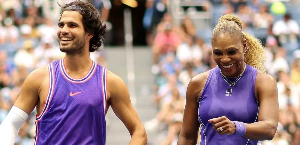 Deux joueurs souriants sur le court de tennis