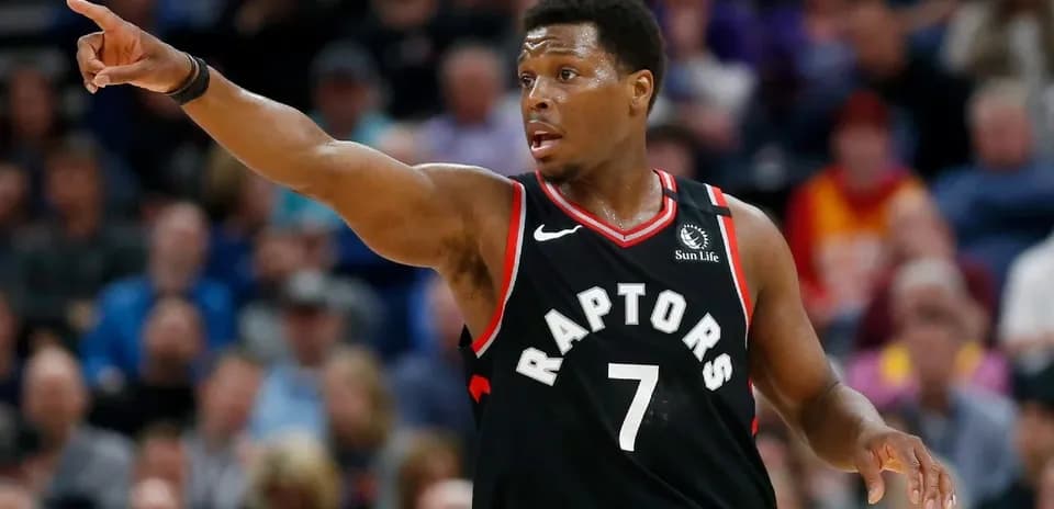 Joueur des Raptors indiquant une direction sur le terrain