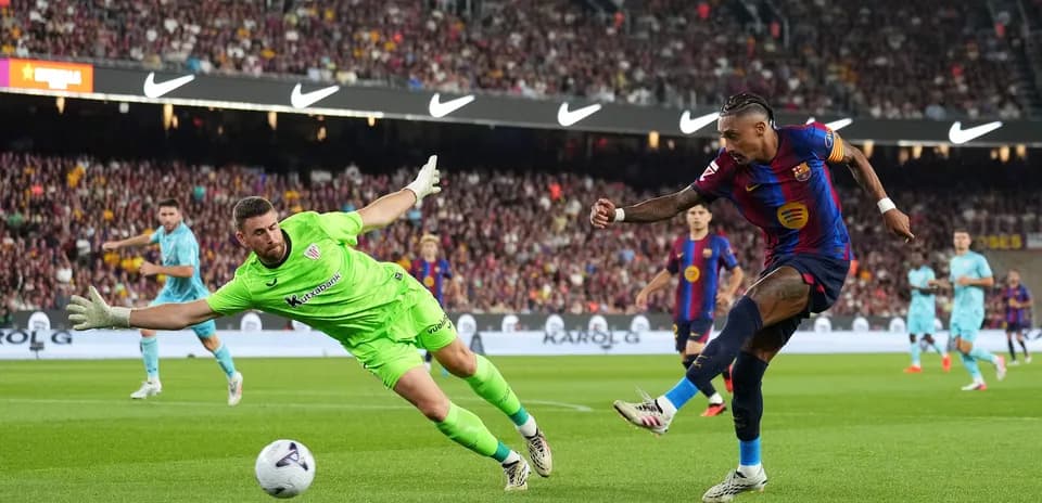 Joueur du FC Barcelone tirant pendant un match